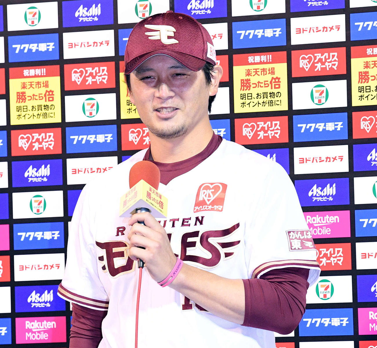 楽天対ソフトバンク　ヒーローインタビューで笑顔の楽天涌井（撮影・滝沢徹郎）