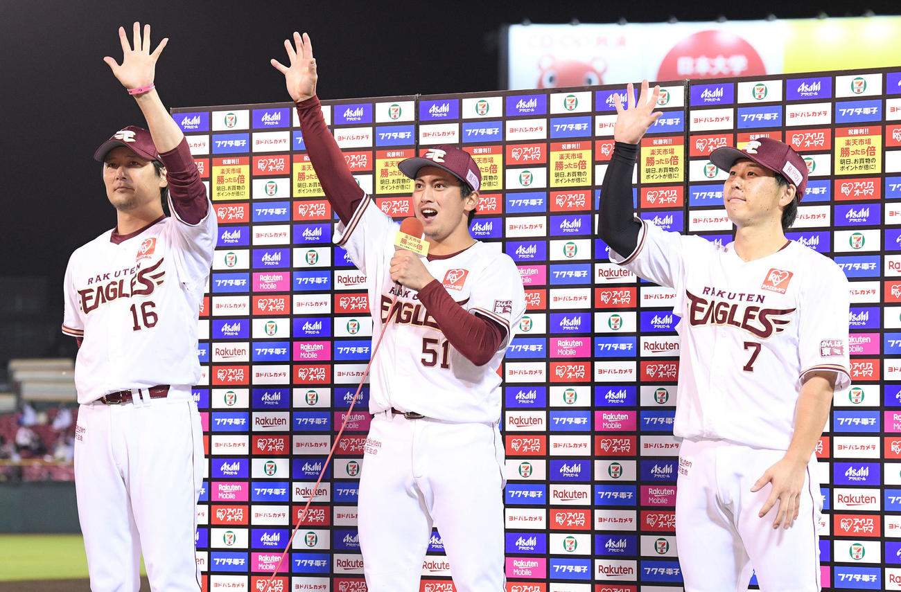 楽天対ソフトバンク　ヒーローインタビューを終えポーズを決める左から楽天涌井、小郷、鈴木大（撮影・滝沢徹郎）
