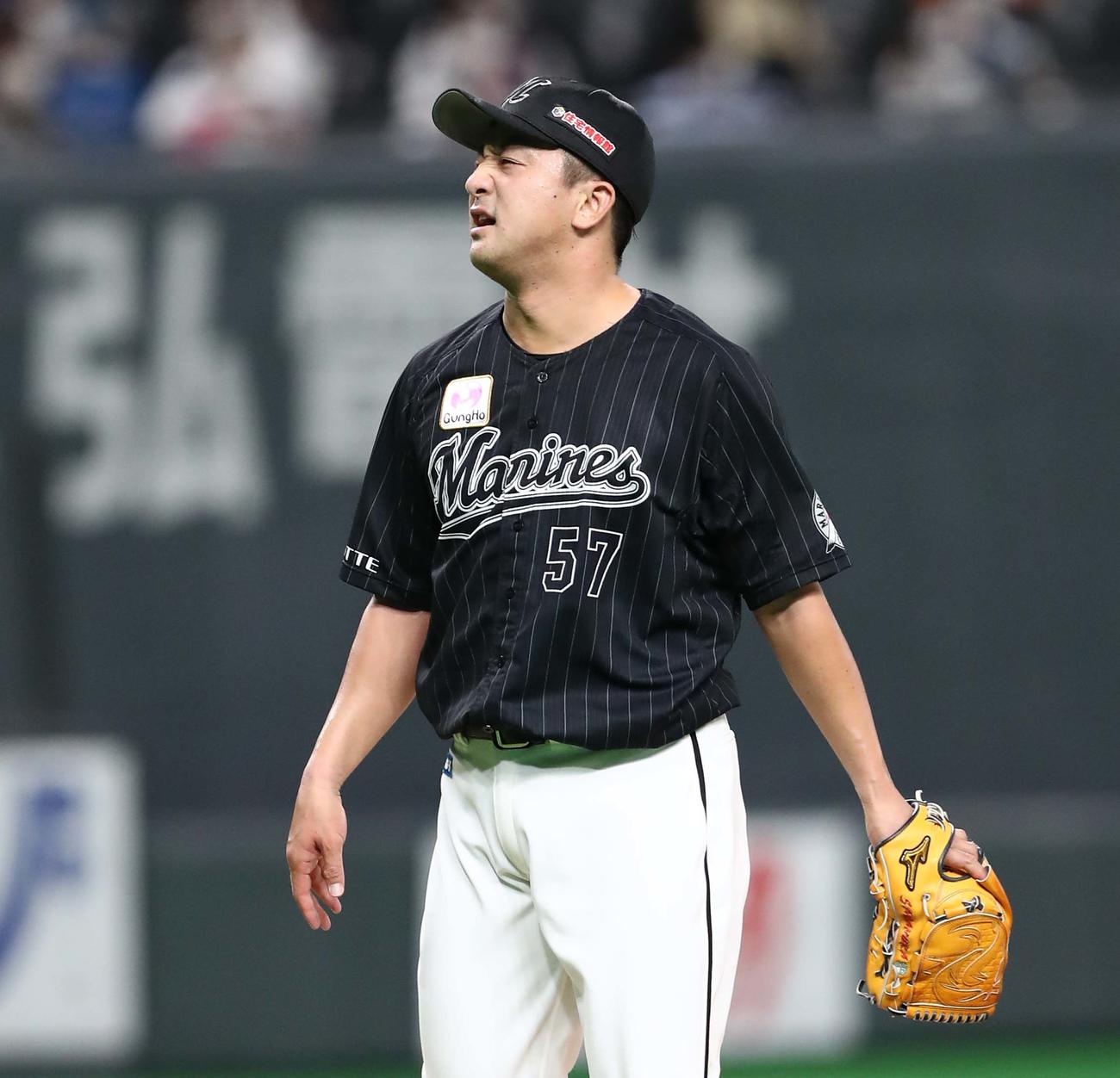 日本ハム対ロッテ　8回に1失点し顔をしかめる沢村（撮影・黒川智章）