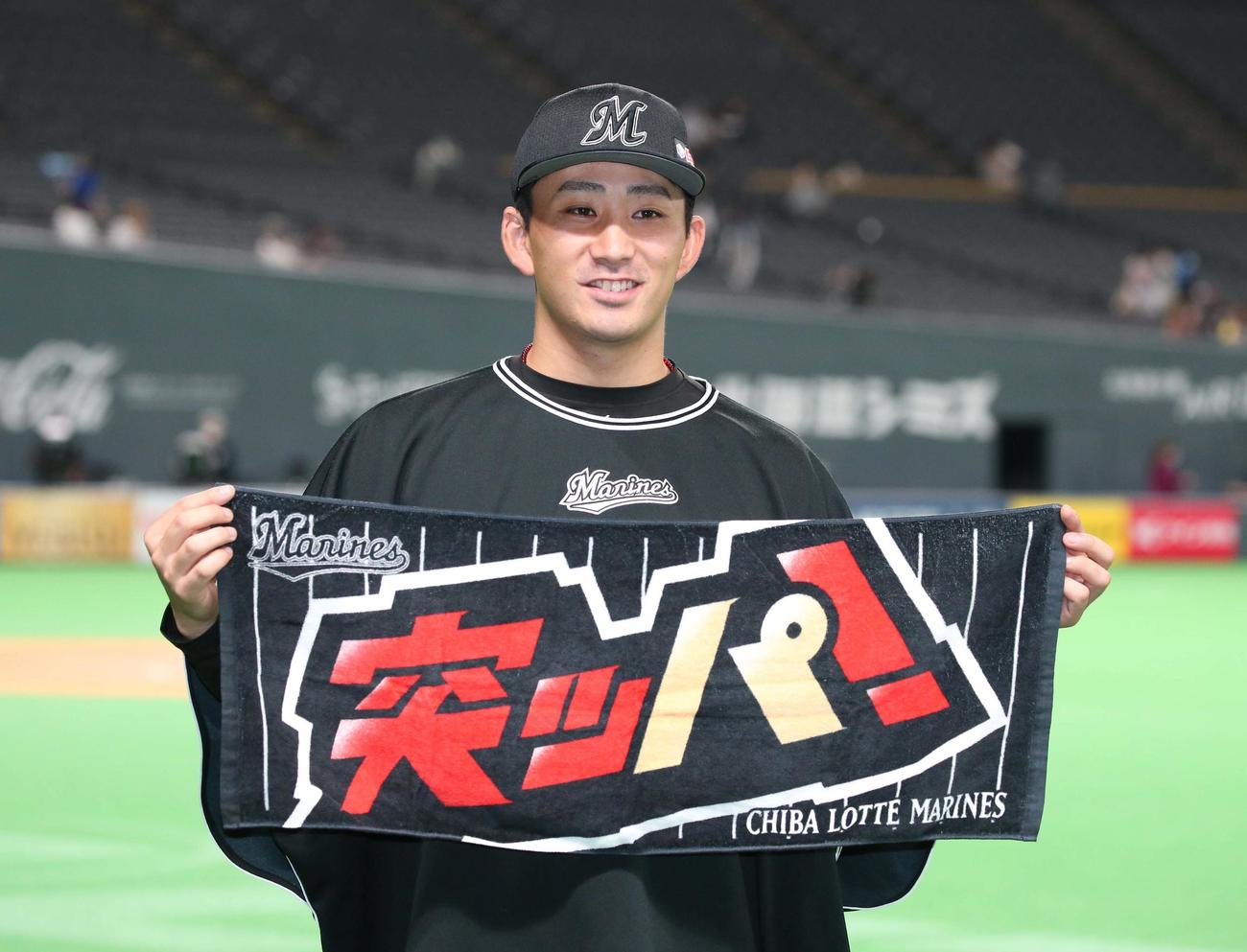 日本ハム対ロッテ　試合後、笑顔を見せる小島（撮影・黒川智章）