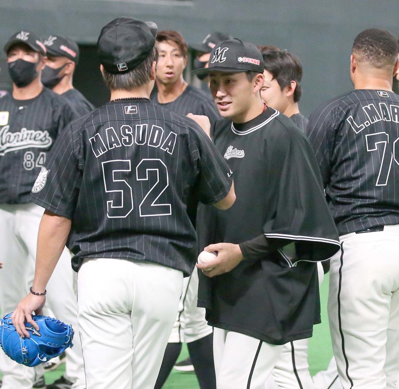 日本ハム対ロッテ　試合後、益田からウイニングボールを受け取る小島（撮影・黒川智章）