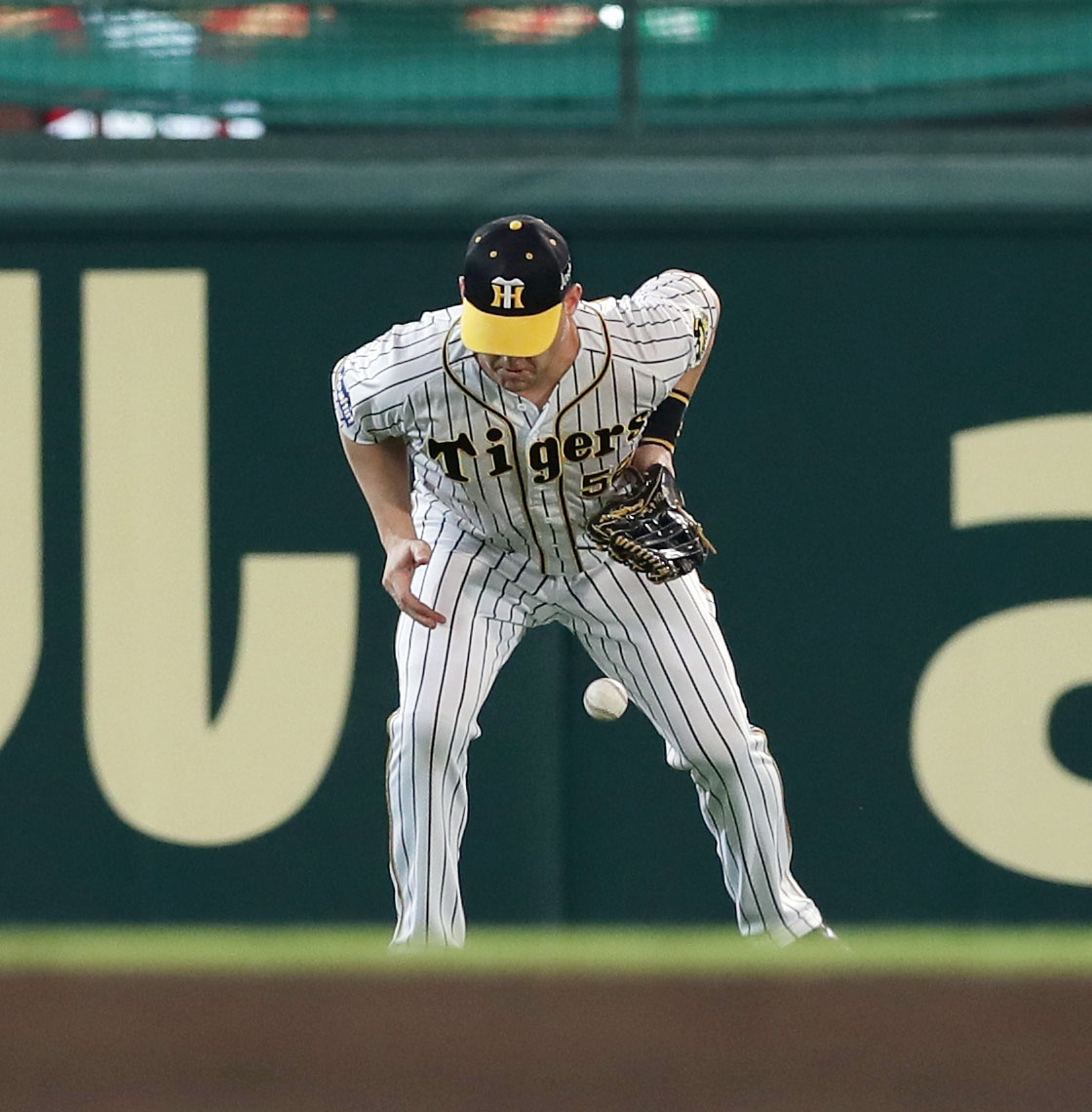 阪神対中日　3回表中日無死一塁、アルモンテの左前打をはじくサンズ（撮影・前田充）