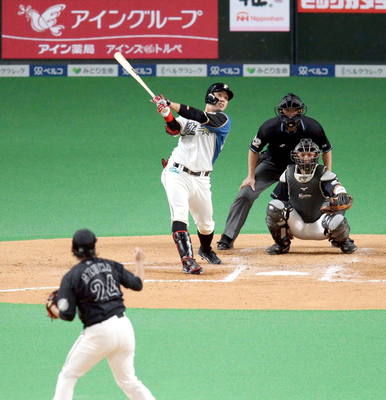 日本ハム対ロッテ　7回裏日本ハム無死、宇佐見は左越え本塁打を放つ。投手はロッテ東妻（撮影・佐藤翔太）
