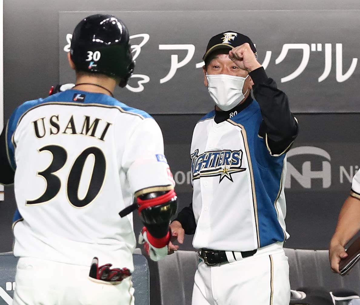 日本ハム対ロッテ　7回裏、本塁打を放った宇佐見を出迎える栗山監督（撮影・黒川智章）