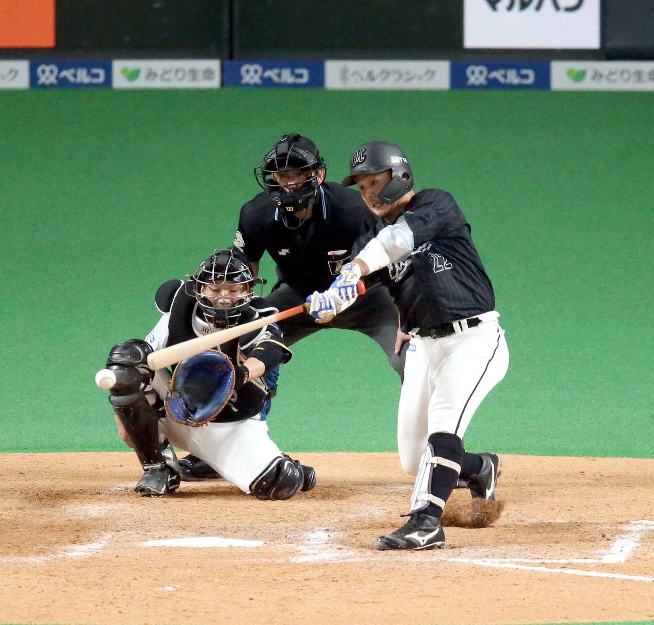 日本ハム対ロッテ　9回表ロッテ2死、田村は右前打を放つ（撮影・佐藤翔太）