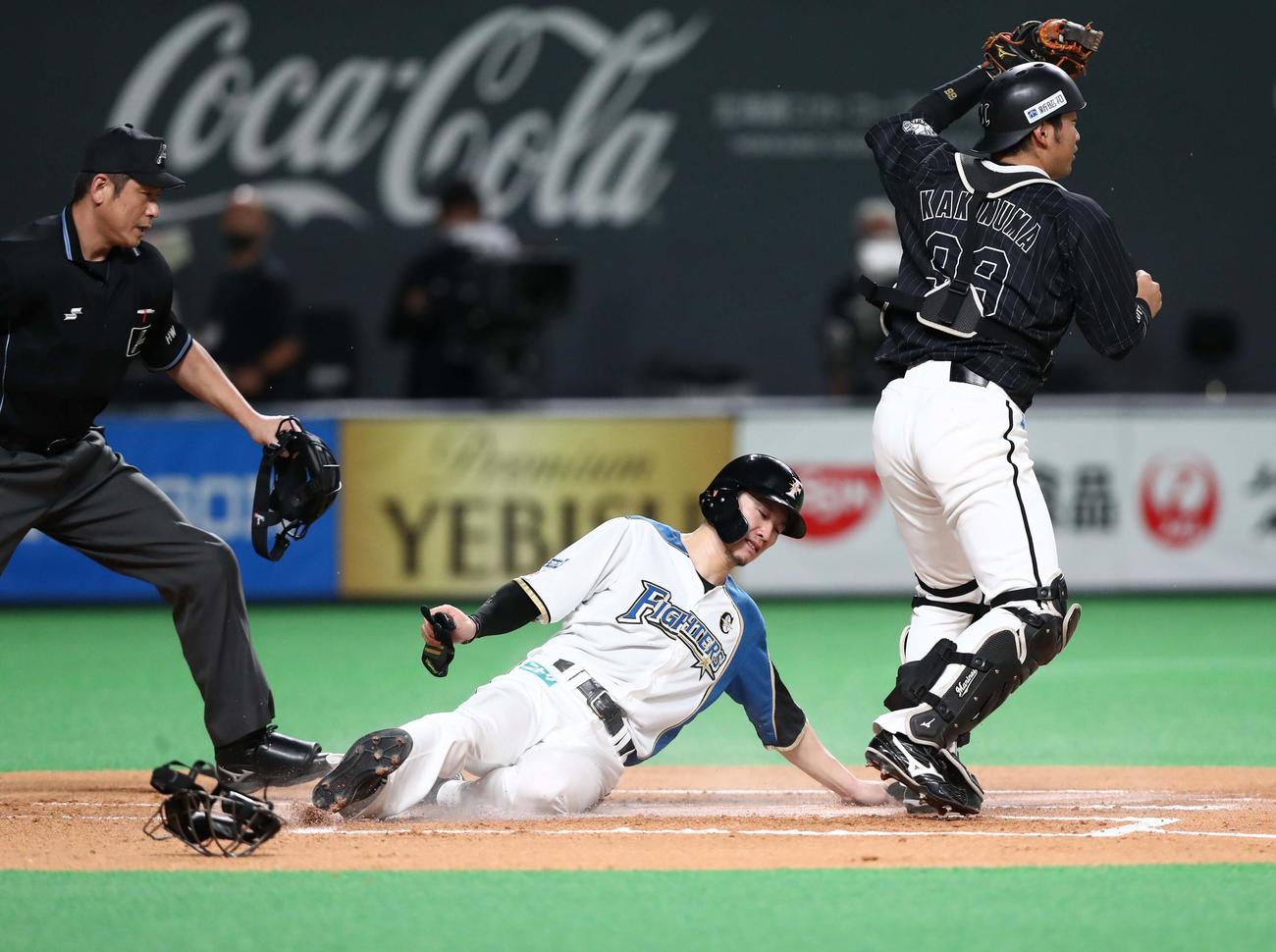 日本ハム対ロッテ　1回裏日本ハム1死一、三塁、中田の一ゴロで三塁走者の西川が本塁を突くも阻まれる。捕手柿沼（撮影・黒川智章）