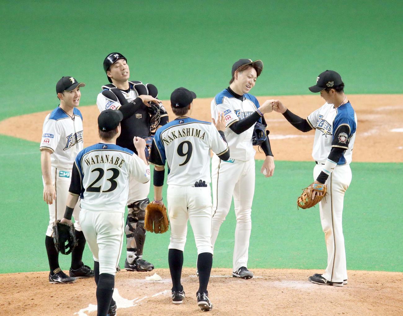 日本ハム対ロッテ　試合終了後、マウンド上で喜び合う日本ハムナイン（撮影・佐藤翔太）