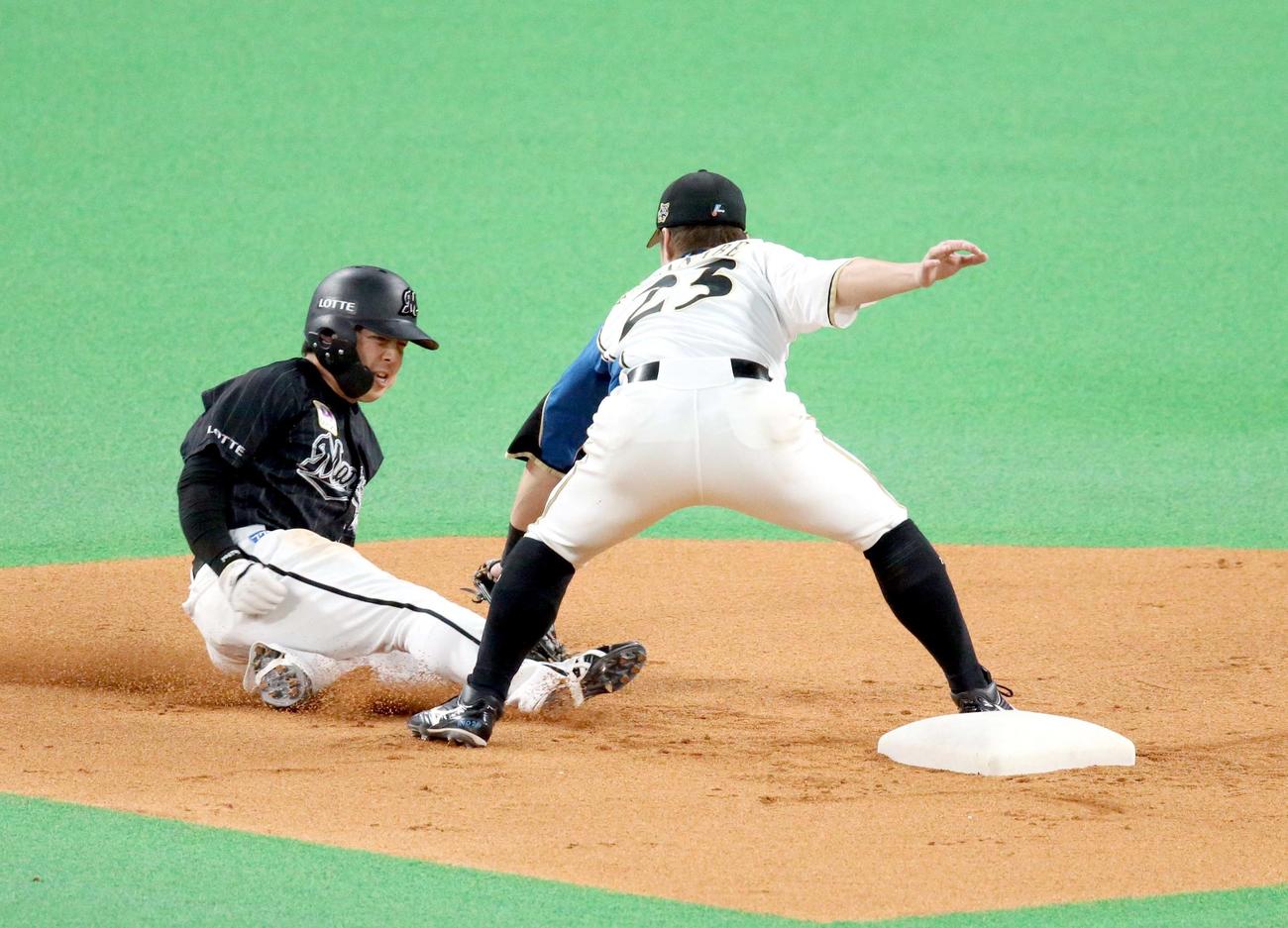 日本ハム対ロッテ　2回表ロッテ1死一塁、二盗を失敗する菅野（撮影・佐藤翔太）