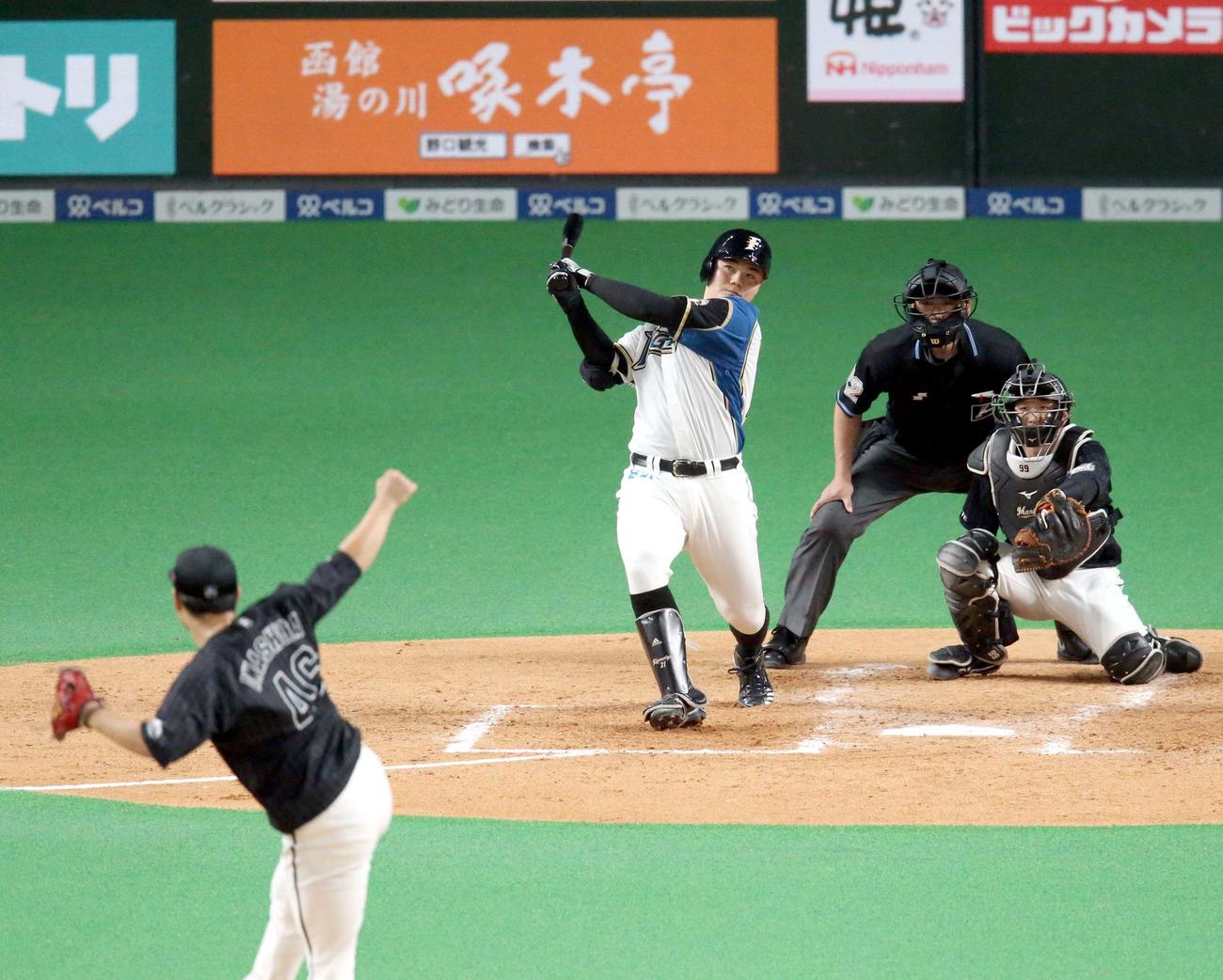 日本ハム対ロッテ　4回裏日本ハム1死、清宮は同点となる右越え本塁打を放つ。投手はロッテ岩下（撮影・佐藤翔太）