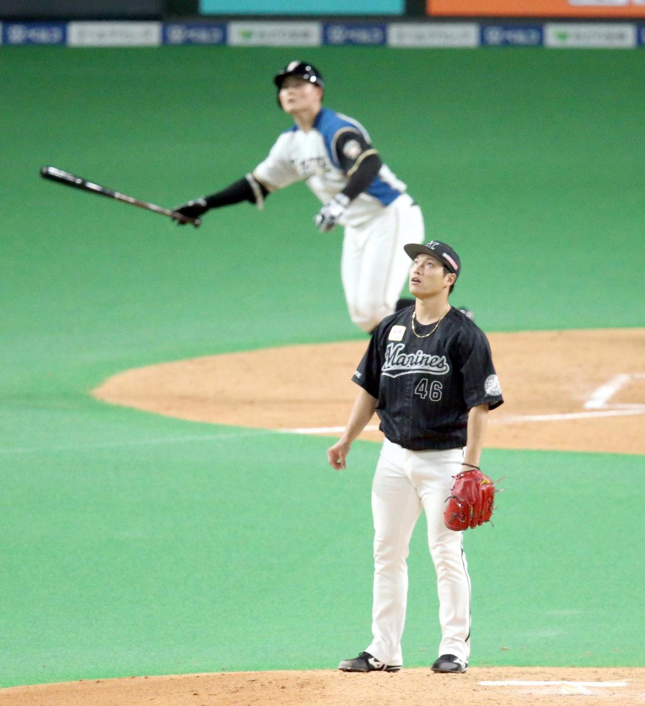 日本ハム対ロッテ　4回裏日本ハム1死、清宮（左奥）に同点となる右越え本塁打を浴びるロッテ岩下（撮影・佐藤翔太）