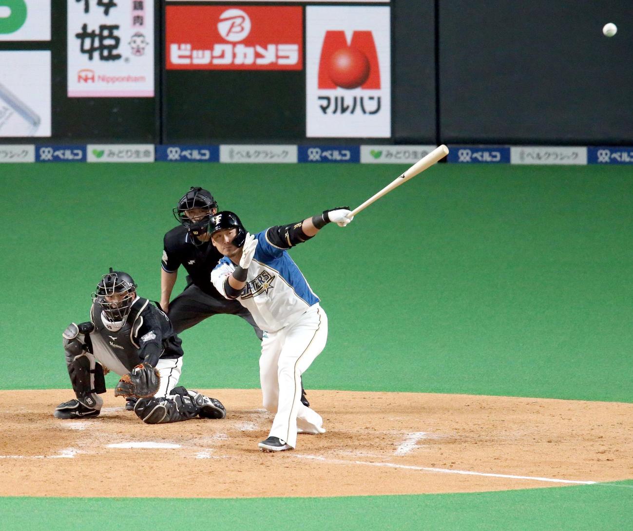 日本ハム対ロッテ　5回裏日本ハム2死二塁、中田は勝ち越しとなる左前適時打を放つ（撮影・佐藤翔太）