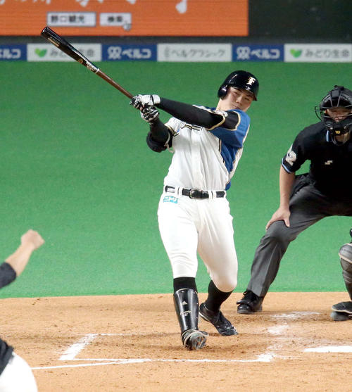 日本ハム対ロッテ　4回裏日本ハム1死、清宮は同点となる右越え本塁打を放つ。投手はロッテ岩下（撮影・佐藤翔太）