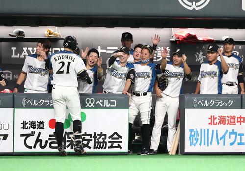 日本ハム対ロッテ　4回裏日本ハム1死、右越え本塁打を放った清宮を出迎えるナイン（撮影・黒川智章）