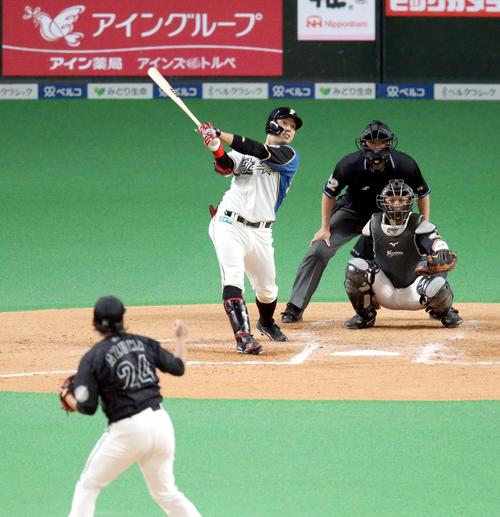 日本ハム対ロッテ　7回裏日本ハム無死、宇佐見は左越え本塁打を放つ。投手はロッテ東妻（撮影・佐藤翔太）