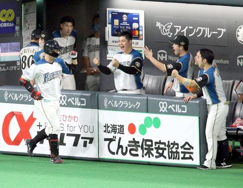 日本ハム対ロッテ　7回裏日本ハム無死、宇佐見は左越え本塁打を放ちチームメートに出迎えられる（撮影・佐藤翔太）