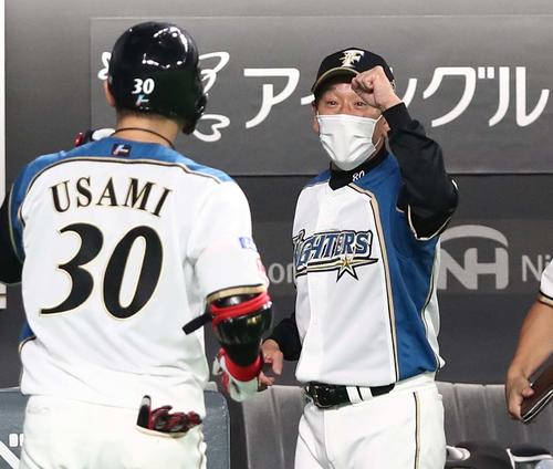 日本ハム対ロッテ　7回裏、本塁打を放った宇佐見を出迎える栗山監督（撮影・黒川智章）