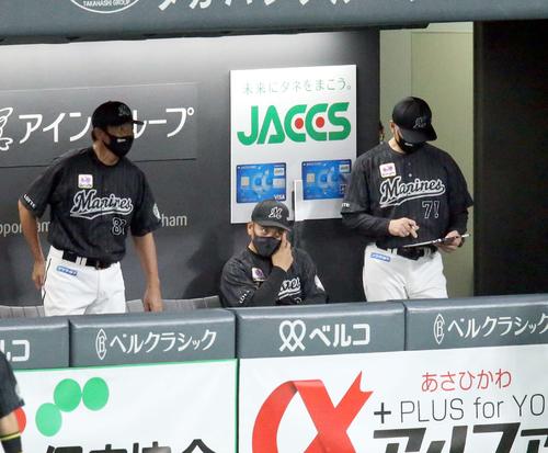 日本ハム対ロッテ　ベンチで険しい表情のロッテ井口監督（中央）（撮影・佐藤翔太）