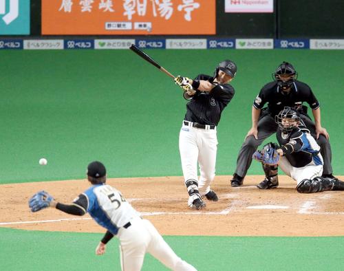 日本ハム対ロッテ　8回表ロッテ2死一、三塁、角中は右前適時打を放つ。投手は日本ハム玉井（撮影・佐藤翔太）