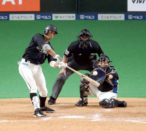 日本ハム対ロッテ　9回表ロッテ2死一塁、福田秀は左前打を放つ（撮影・佐藤翔太）