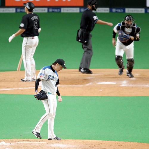 日本ハム対ロッテ　9回表ロッテ2死満塁、安田尚憲（左奥）を三振にとる日本ハム宮西（撮影・佐藤翔太）