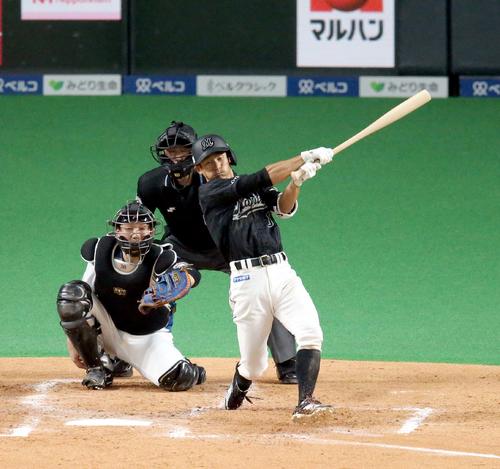 日本ハム対ロッテ　3回表ロッテ2死、荻野は二塁打を放つ（撮影・佐藤翔太）