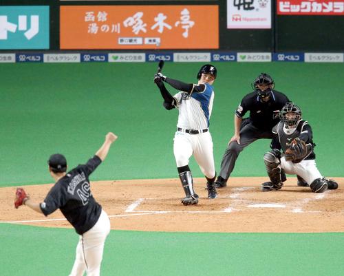 日本ハム対ロッテ　4回裏日本ハム1死、清宮は同点となる右越え本塁打を放つ。投手はロッテ岩下（撮影・佐藤翔太）