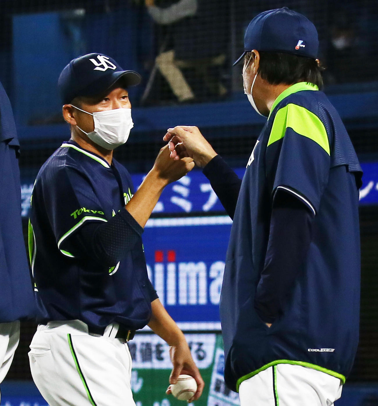 今季初勝利を挙げたヤクルト石川（左）は高津監督とタッチを交わす（撮影・足立雅史）