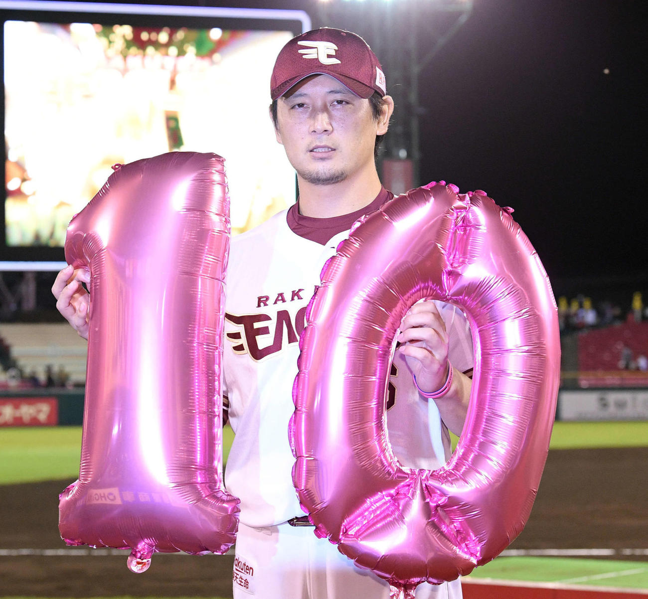 10勝目の楽天涌井は「10」のバルーンを手に記念撮影（撮影・滝沢徹郎）