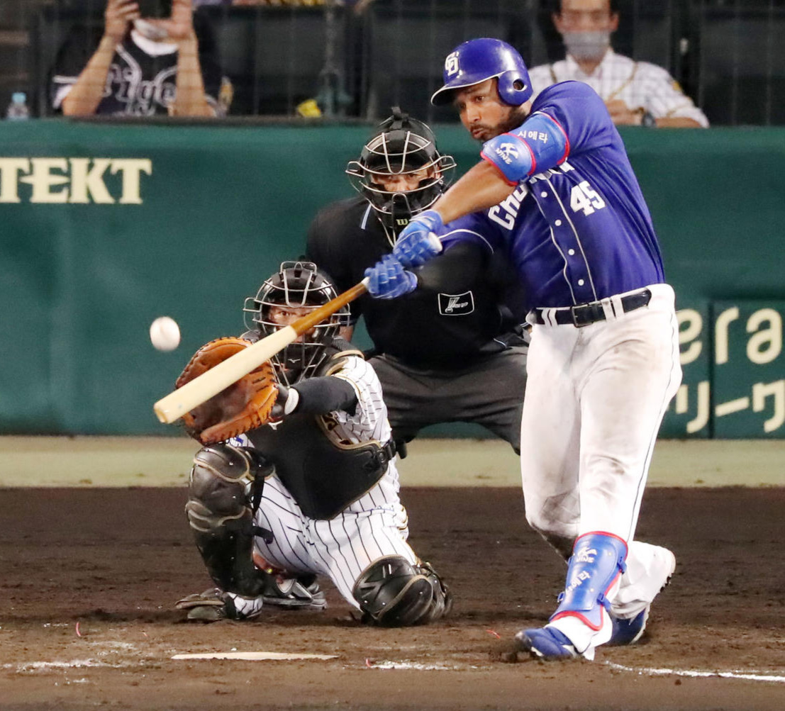 9回表中日無死、シエラは来日初本塁打を中越えに放つ（撮影・加藤哉）