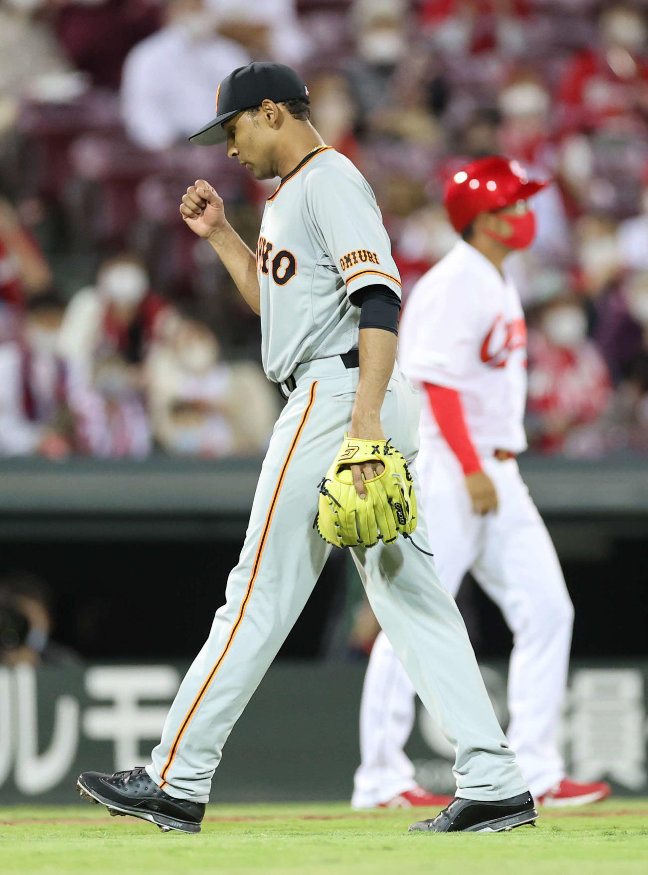 広島対巨人　7回裏広島2死一、二塁、会沢を三ゴロに仕留め拳を握りしめるサンチェス（撮影・河野匠）