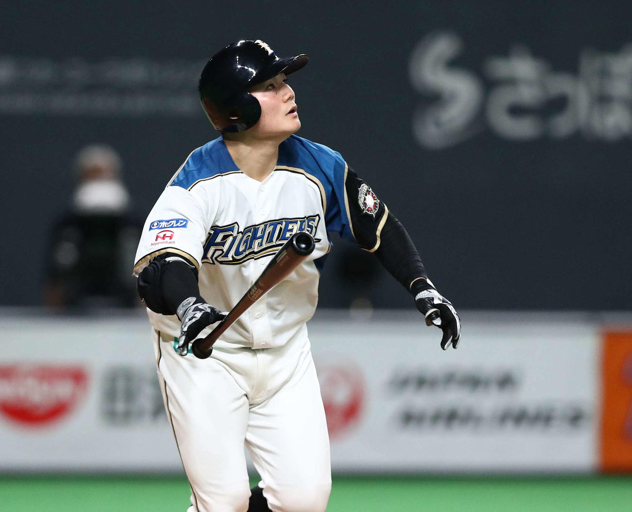 日本ハム対ロッテ　4回裏日本ハム1死、右越え本塁打を放つ清宮（撮影・黒川智章）