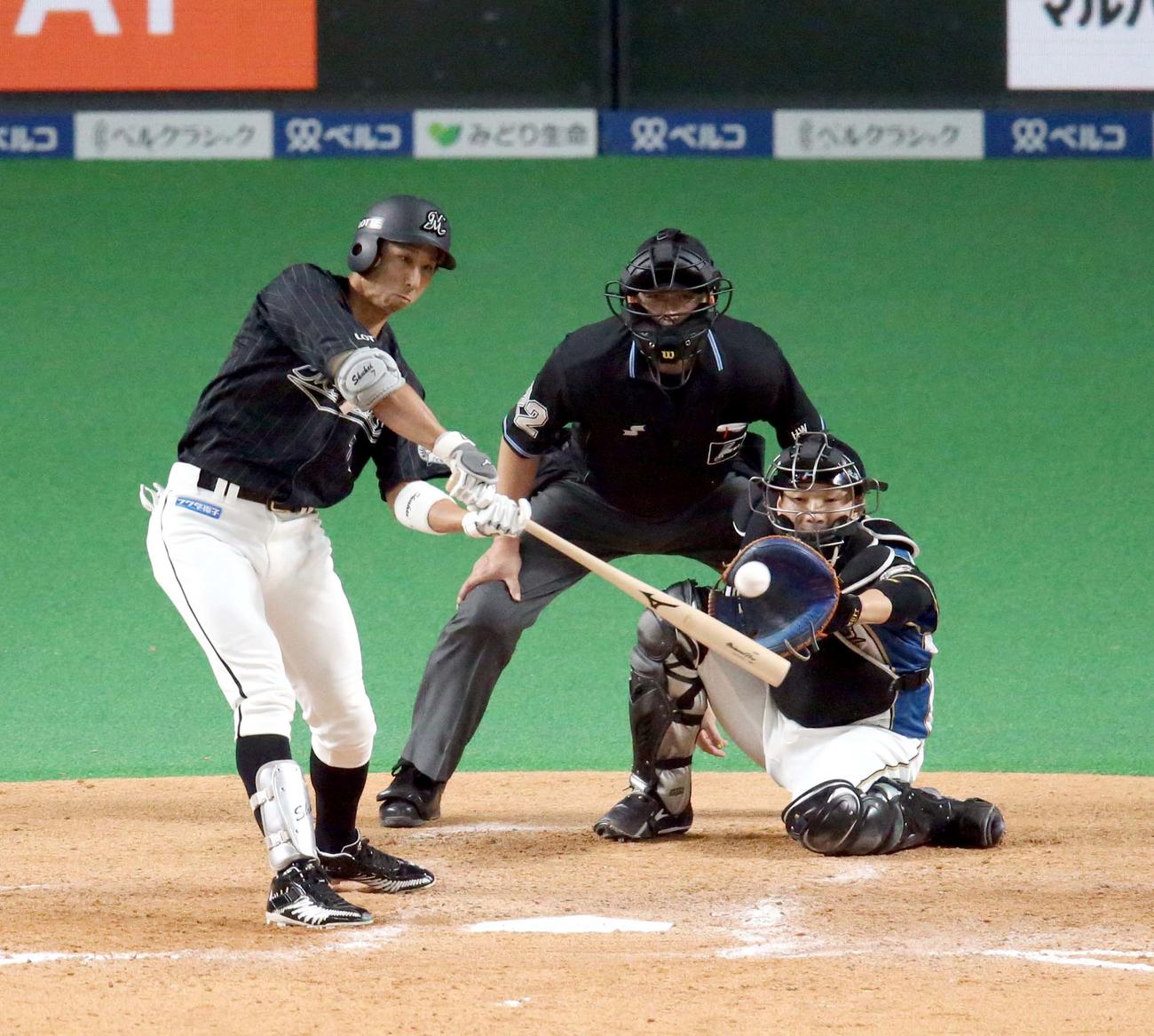 日本ハム対ロッテ　9回表ロッテ2死一塁、福田秀は左前打を放つ（撮影・佐藤翔太）