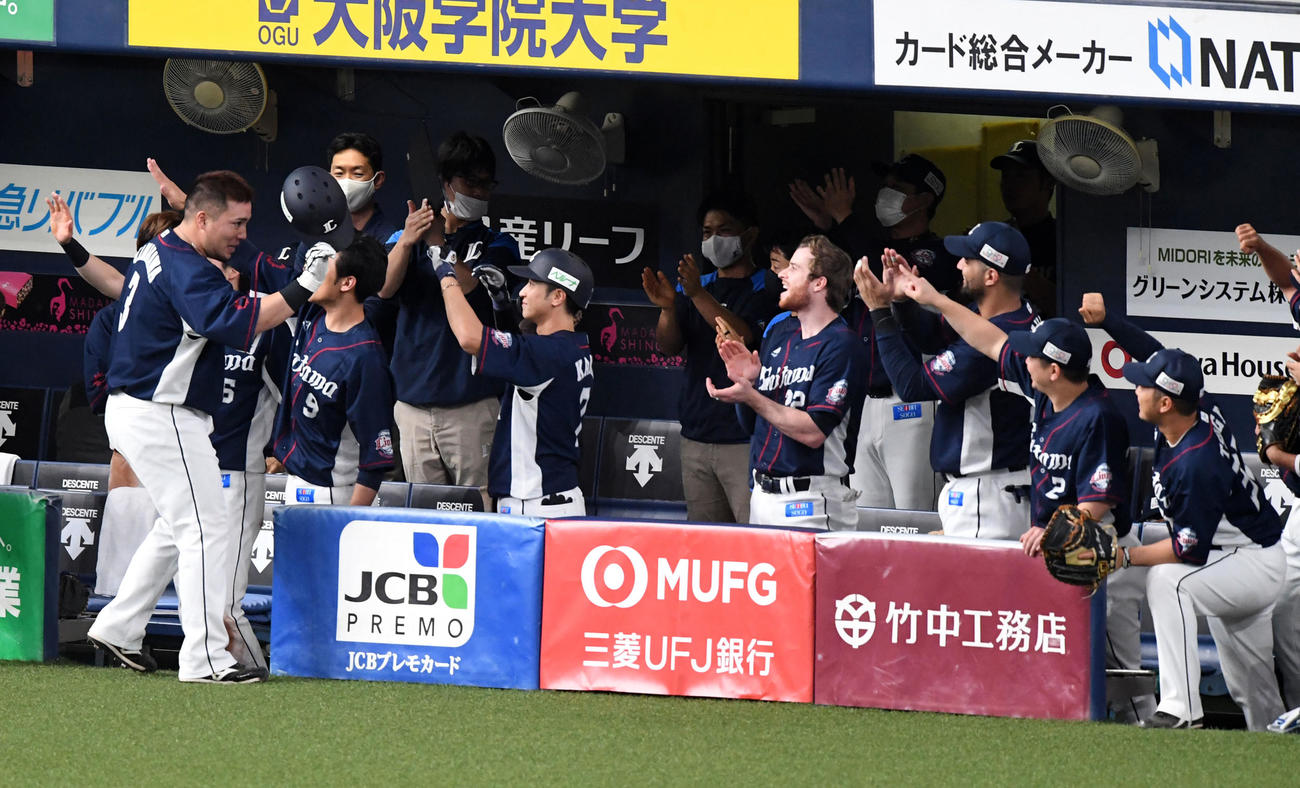 オリックス対西武　8回表西武2死三塁、左越え2点本塁打を放った山川はナインの祝福に笑顔を見せる（撮影・前岡正明）