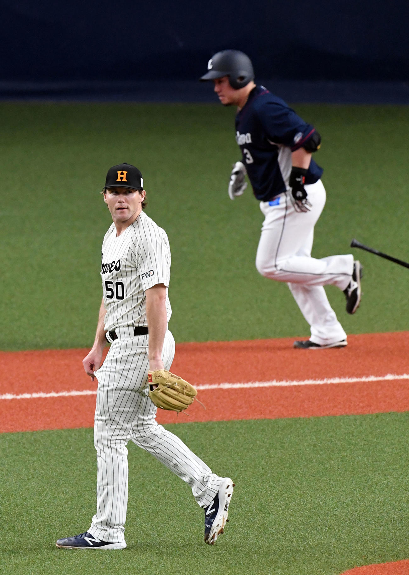 オリックス対西武　8回表西武2死三塁、山川に左越え2点本塁打を打たれたヒギンス（撮影・前岡正明）