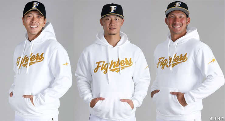 日本ハムが「FINAL　GAMES　2020」と題して行う主催試合の期間中に、ファンへプレゼントするオリジナルパーカを着用する3選手。左から宮西、西川、大田（球団提供）