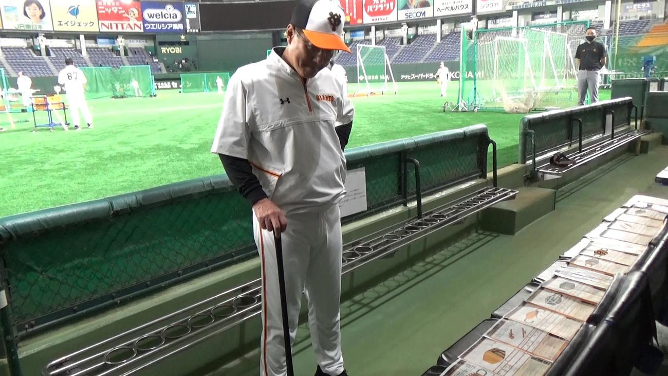 グランプリを選ぶ巨人原監督（球団提供）