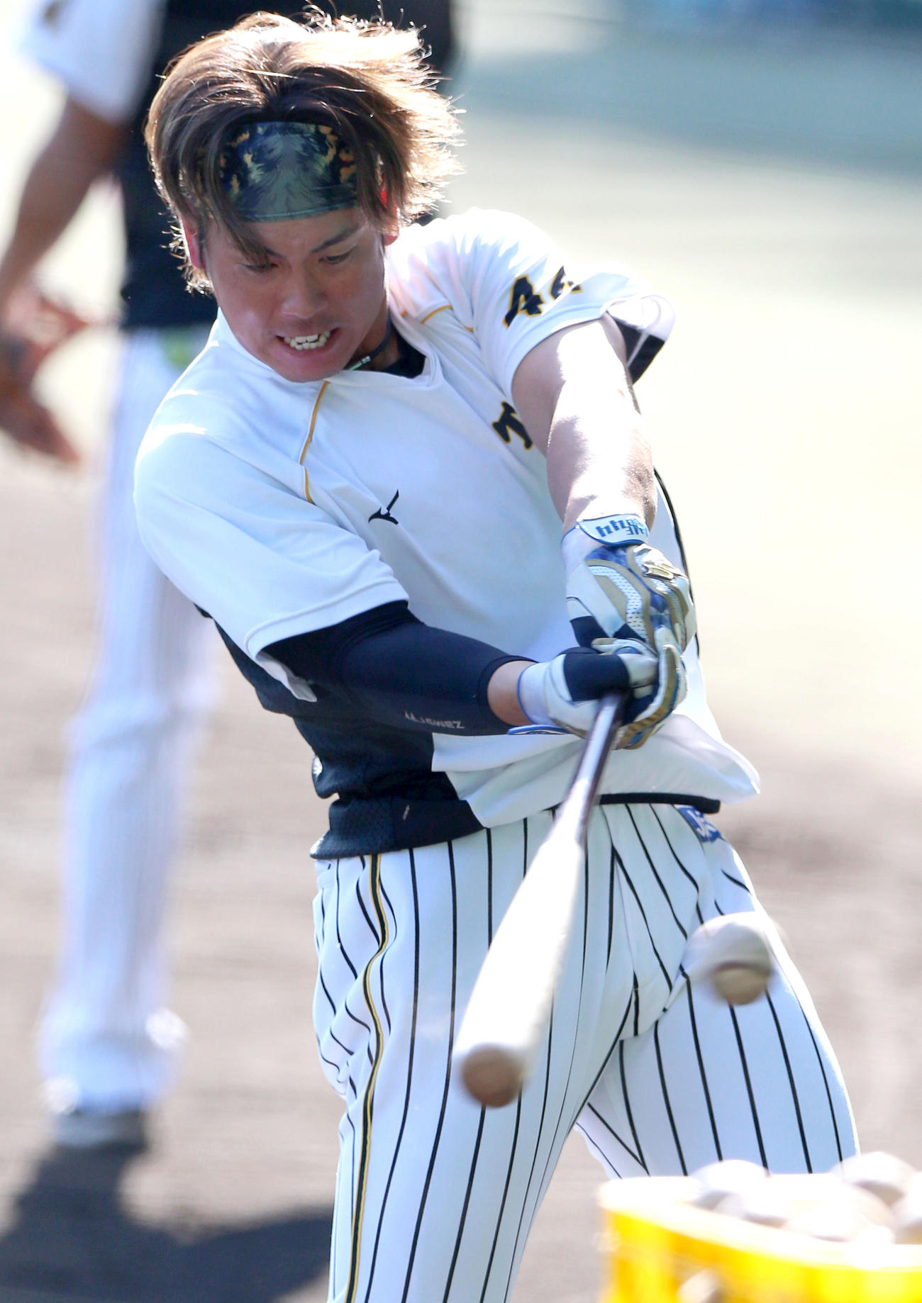阪神対中日　試合前、トス打撃で汗を流す梅野隆太郎（撮影・上山淳一）