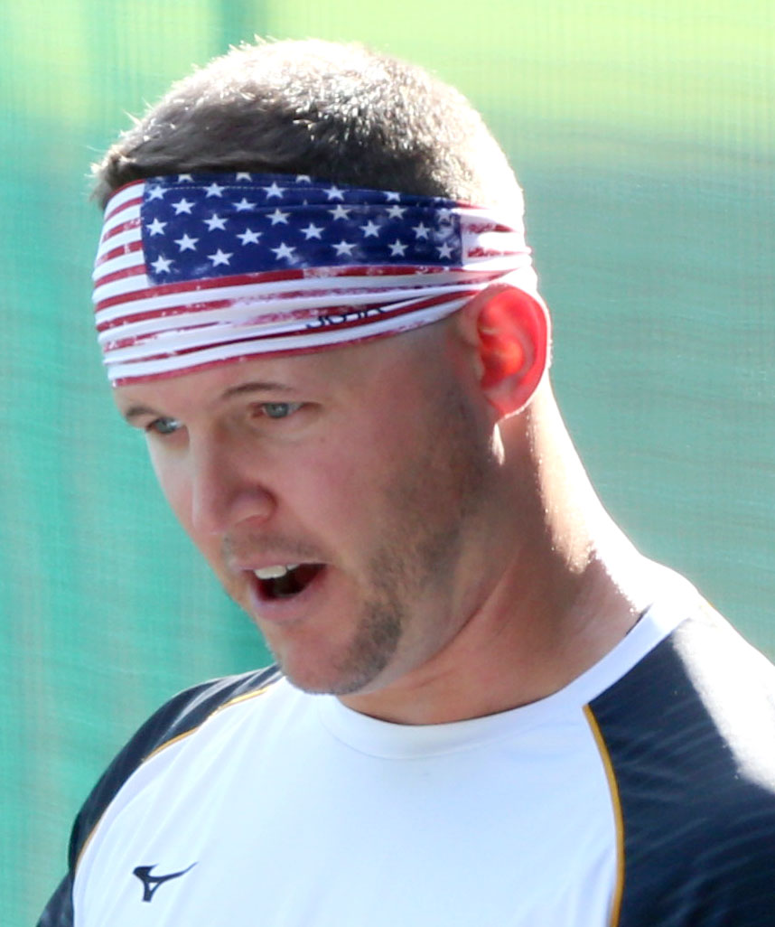 阪神対中日　試合前、サンズはアメリカ国旗柄のバンダナを着けて練習する（撮影・上山淳一）