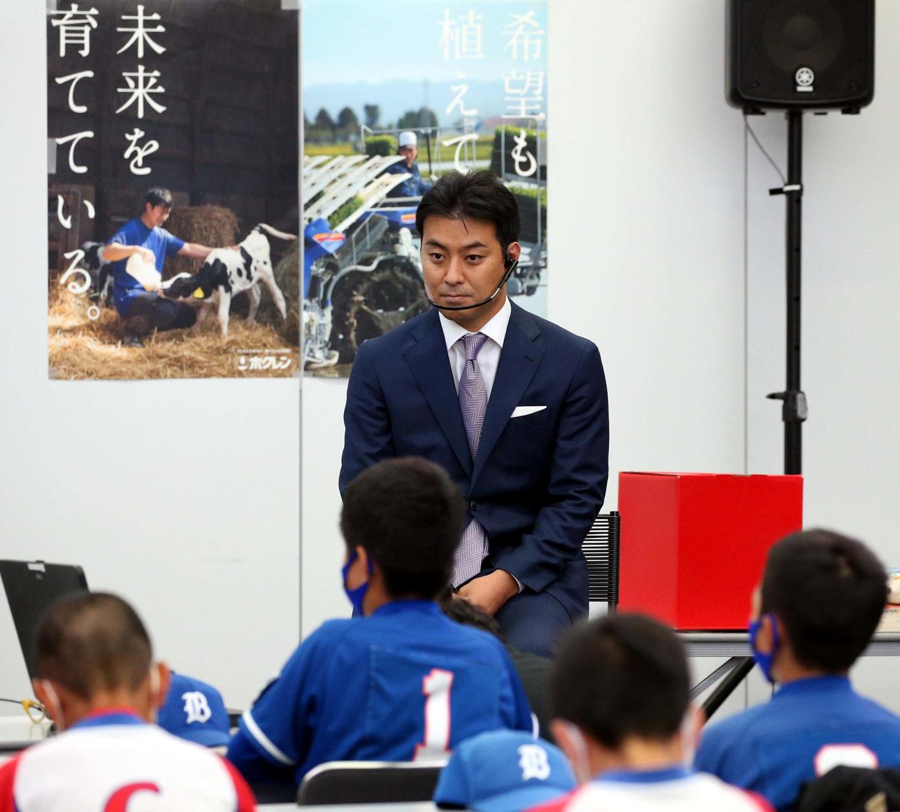 地元の子どもたちを招いた「水と食の出張教室」にゲスト参加する日本ハムの田中SA（撮影・黒川智章）
