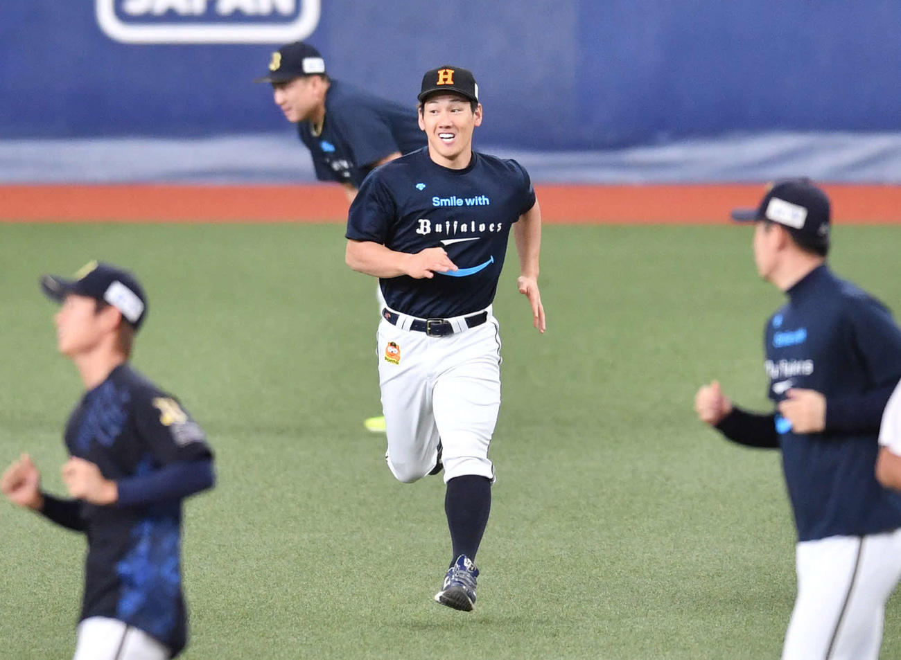 オリックス対西武21回戦　この試合は西本幸雄メモリアルゲームとされ、阪急ブレーブスの帽子をかぶってウオーミングアップを行う吉田正尚（撮影・岩下翔太）