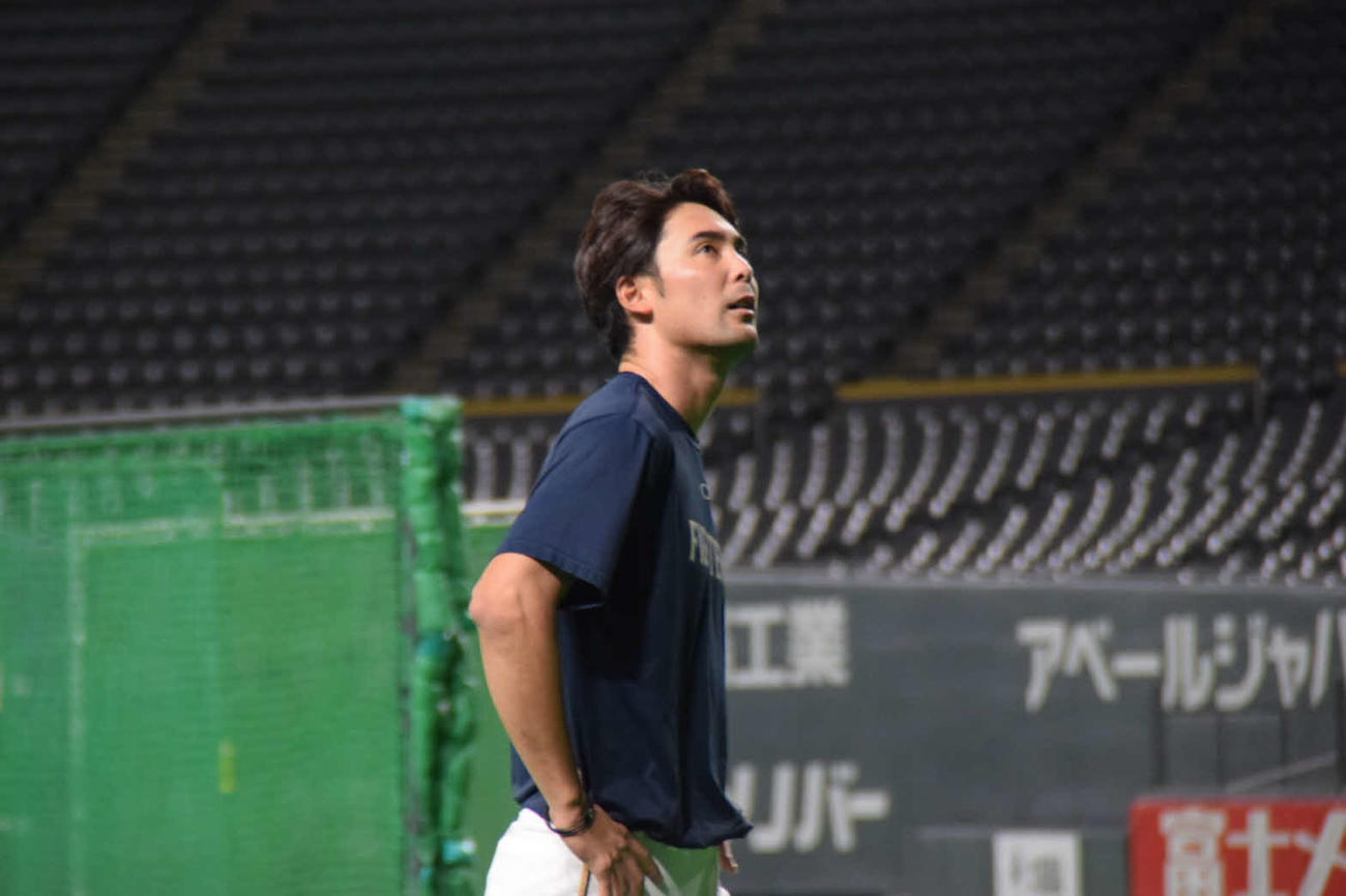全体練習前に札幌ドームで調整する日本ハム上原（球団提供）