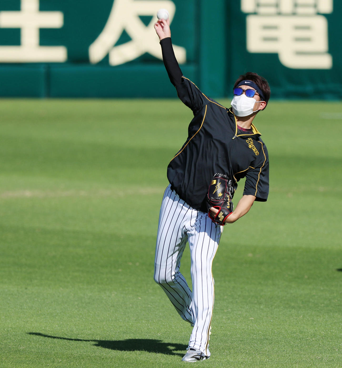 阪神対中日　キャッチボールする西勇（撮影・加藤哉）