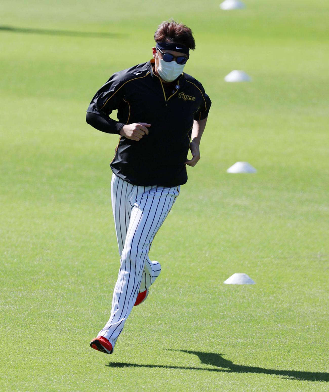 阪神対中日　外野でダッシュする西勇（撮影・加藤哉）
