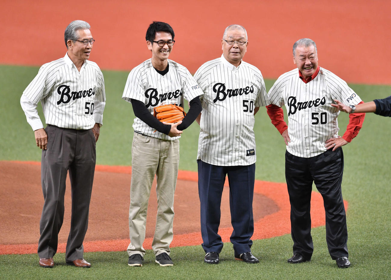 セレモニアルピッチを終え、笑顔を見せる（左から）山田久志氏、西本幸雄氏の孫・大家正弘さん、加藤秀司氏、福本豊氏（撮影・岩下翔太）