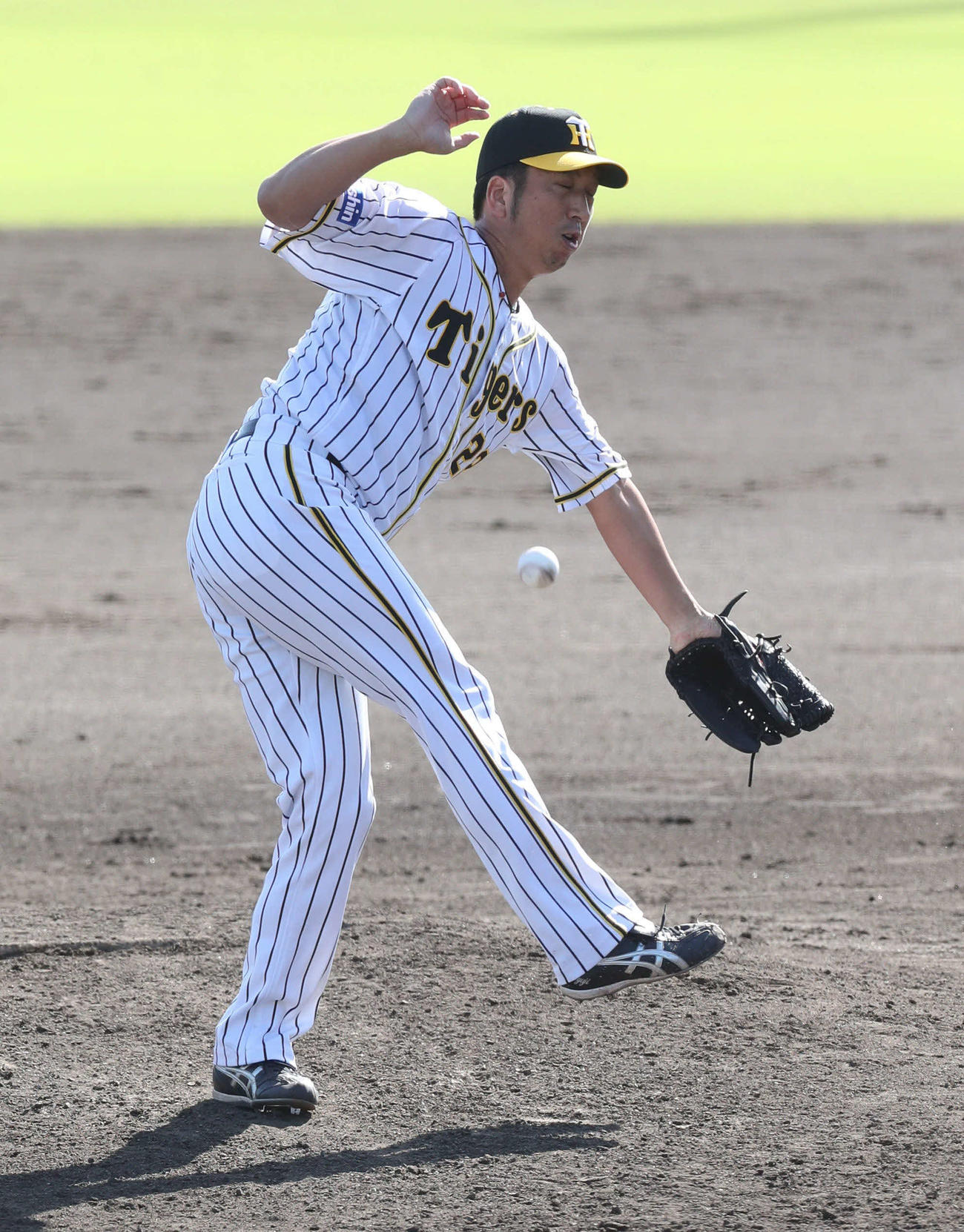 ウエスタン・リーグ　阪神対オリックス　7回、オリックス後藤の中前打にグラブを出す藤川（代表撮影）