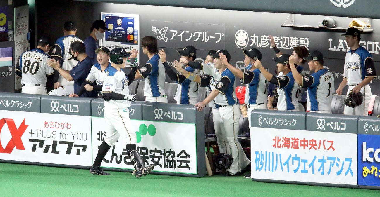 日本ハム対ロッテ　4回裏日本ハム1死、清宮（左）は同点となる右越え本塁打を放ちチームメートに出迎えられる（撮影・佐藤翔太）