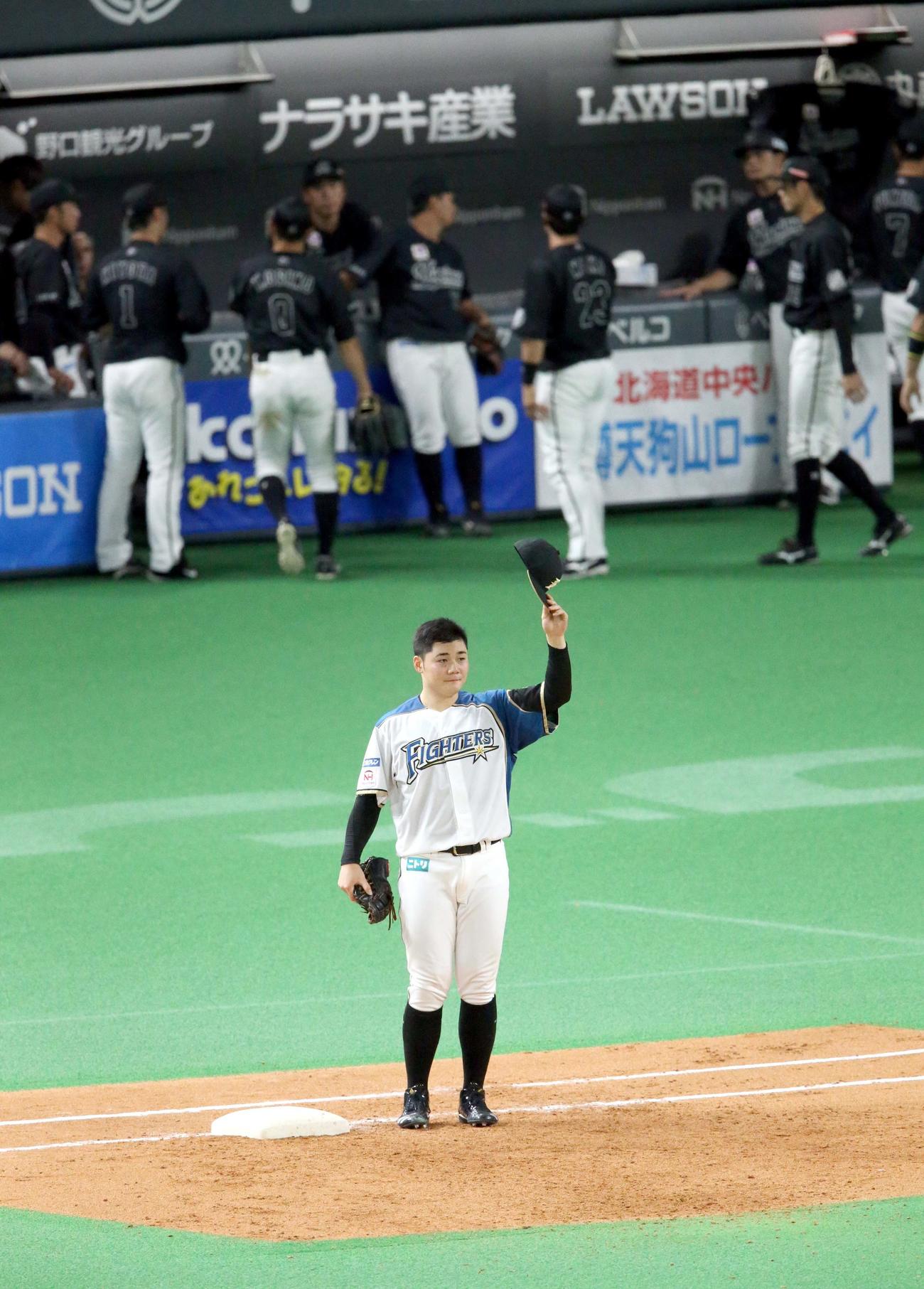 日本ハム対ロッテ　同点弾を放ちスタンド応援席のファンからの拍手に応える日本ハム清宮（撮影・佐藤翔太）