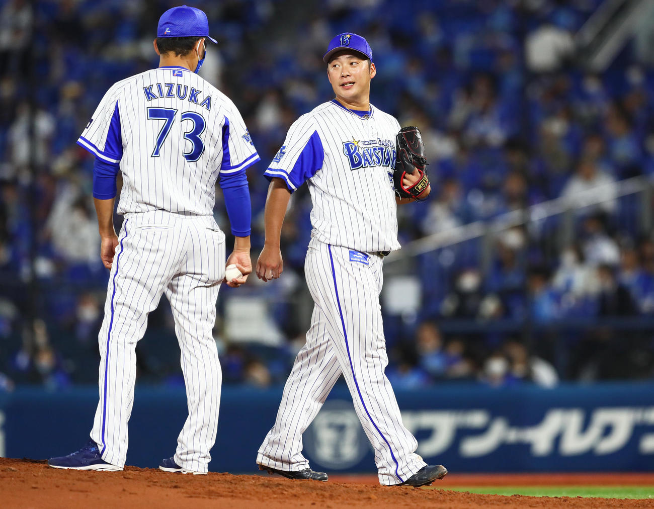 DeNA対ヤクルト　3回途中で降板するDeNA武藤（右）（撮影・足立雅史）