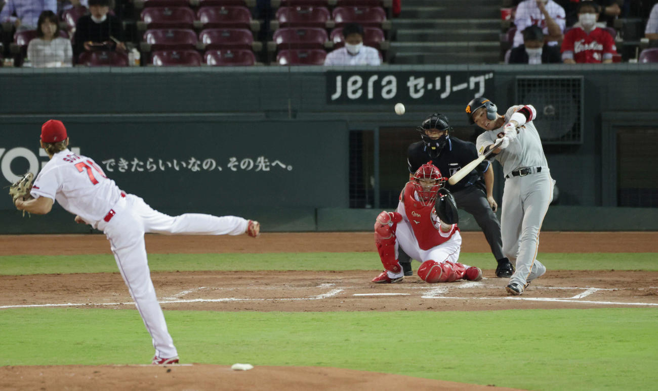 広島対巨人　3回表巨人1死一塁、坂本は適時二塁打を放つ（撮影・加藤孝規）