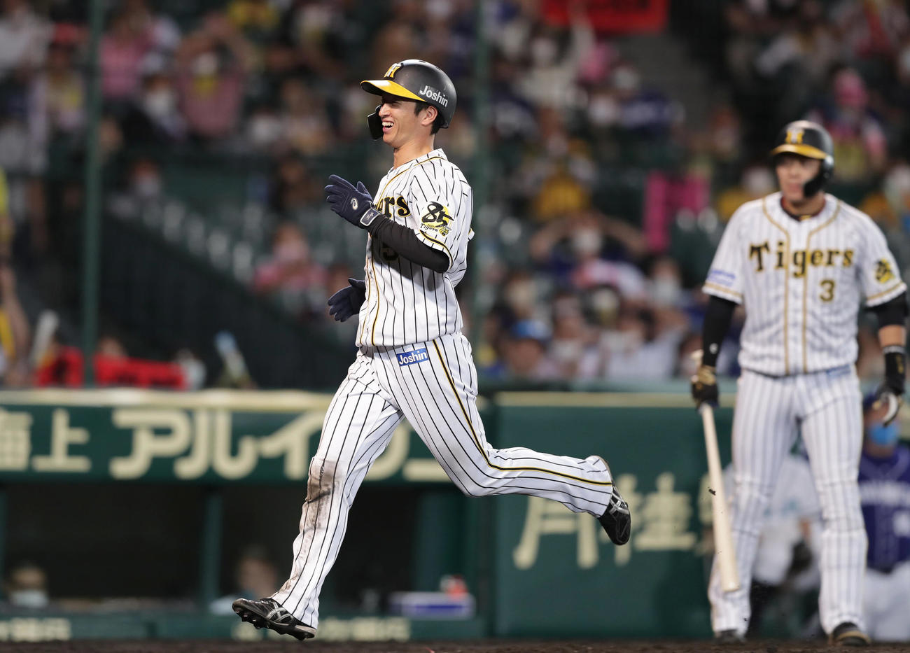 阪神対中日　阪神対中日　6回裏阪神2死二、三塁、ロドリゲスの暴投で生還する三走近本。右は打者大山（撮影・前田充）